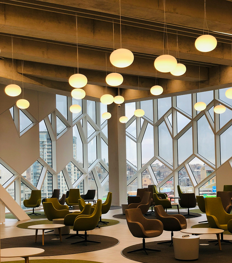 Espace de travail moderne avec sièges design et plafond lumineux