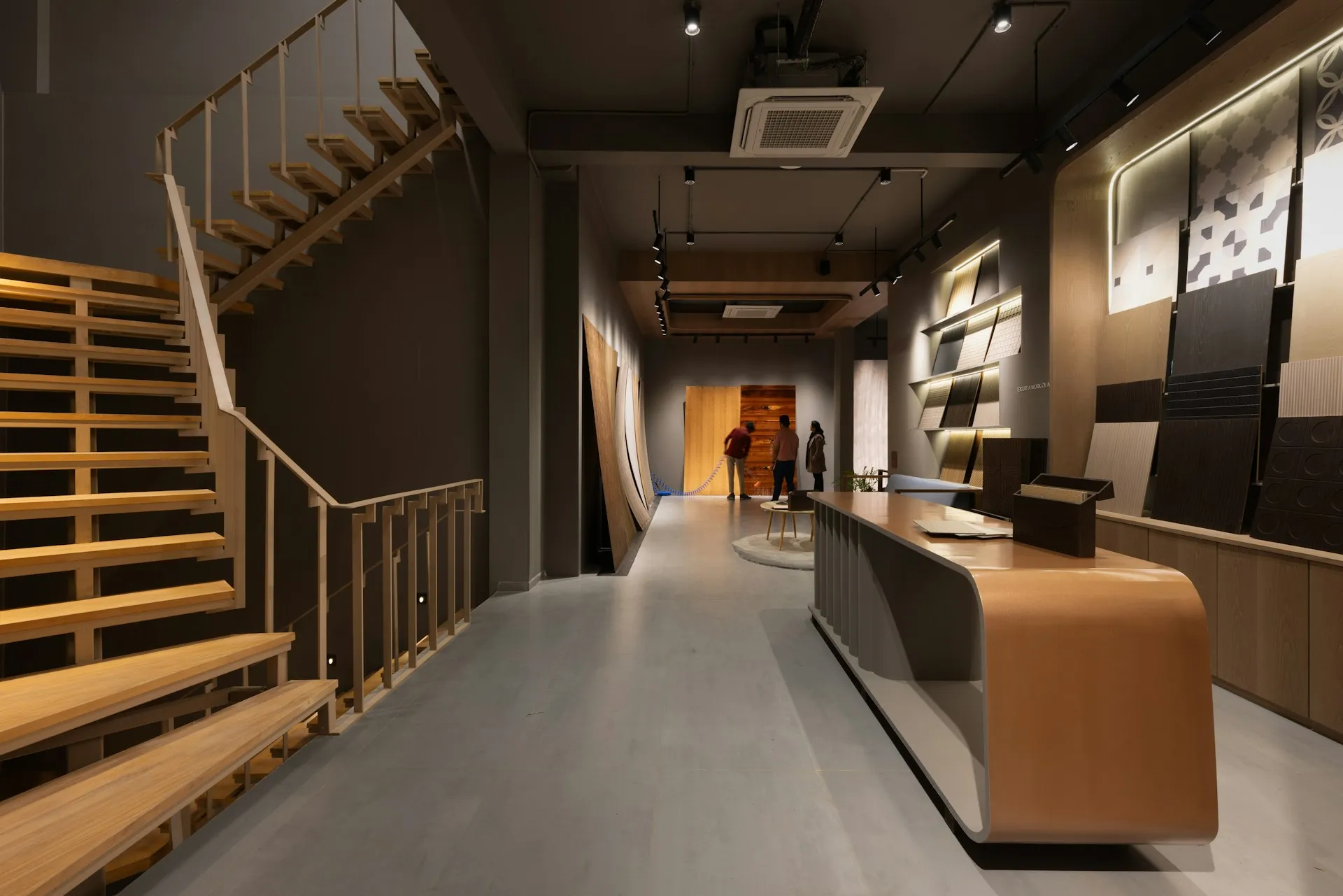 Showroom de design d'intérieur avec comptoir d'accueil et échantillons