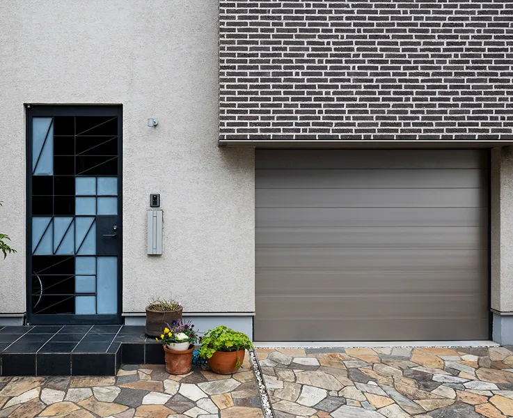 Garage moderne avec porte vitrée et rangements